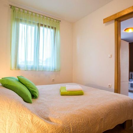 Apartman Irena พูลา ภายนอก รูปภาพ