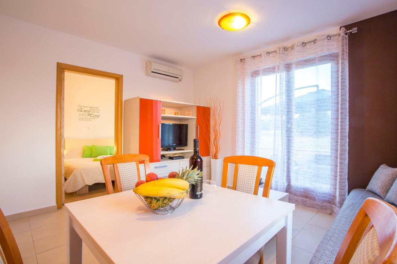 Apartman Irena พูลา ภายนอก รูปภาพ
