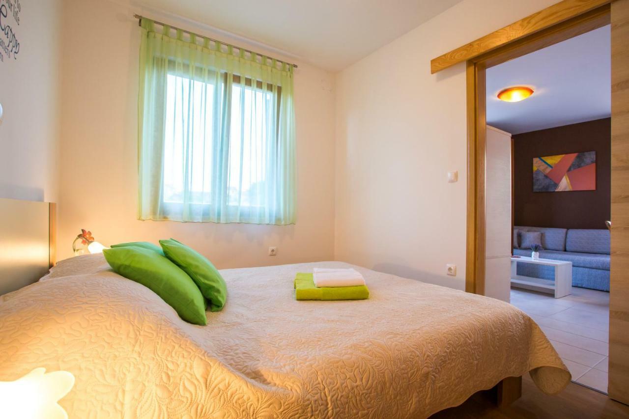 Apartman Irena พูลา ภายนอก รูปภาพ