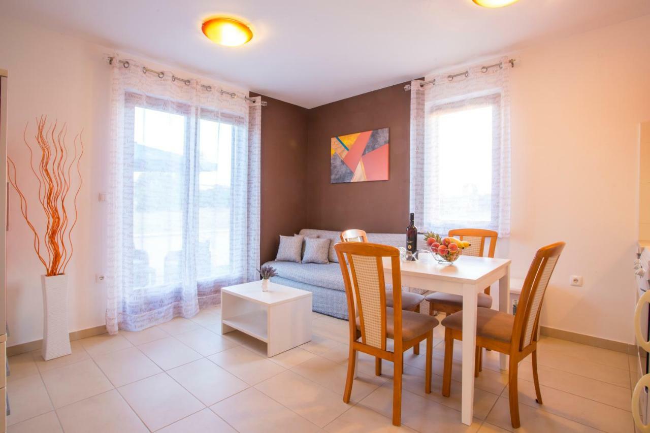 Apartman Irena พูลา ภายนอก รูปภาพ