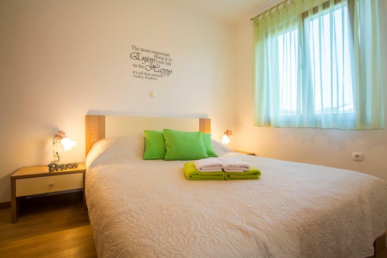 Apartman Irena พูลา ภายนอก รูปภาพ